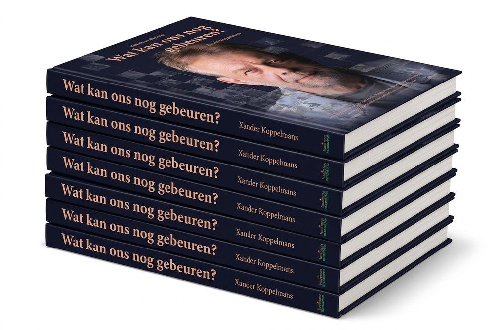 Gestapelde exemplaren van Wat kan ons nog gebeuren?, met het logo van Business Memoires op de rug